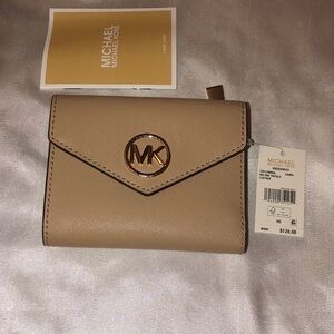Michael Kors Greenwich Medium Envelope Leather Trifold Wallet Color Camel NWT